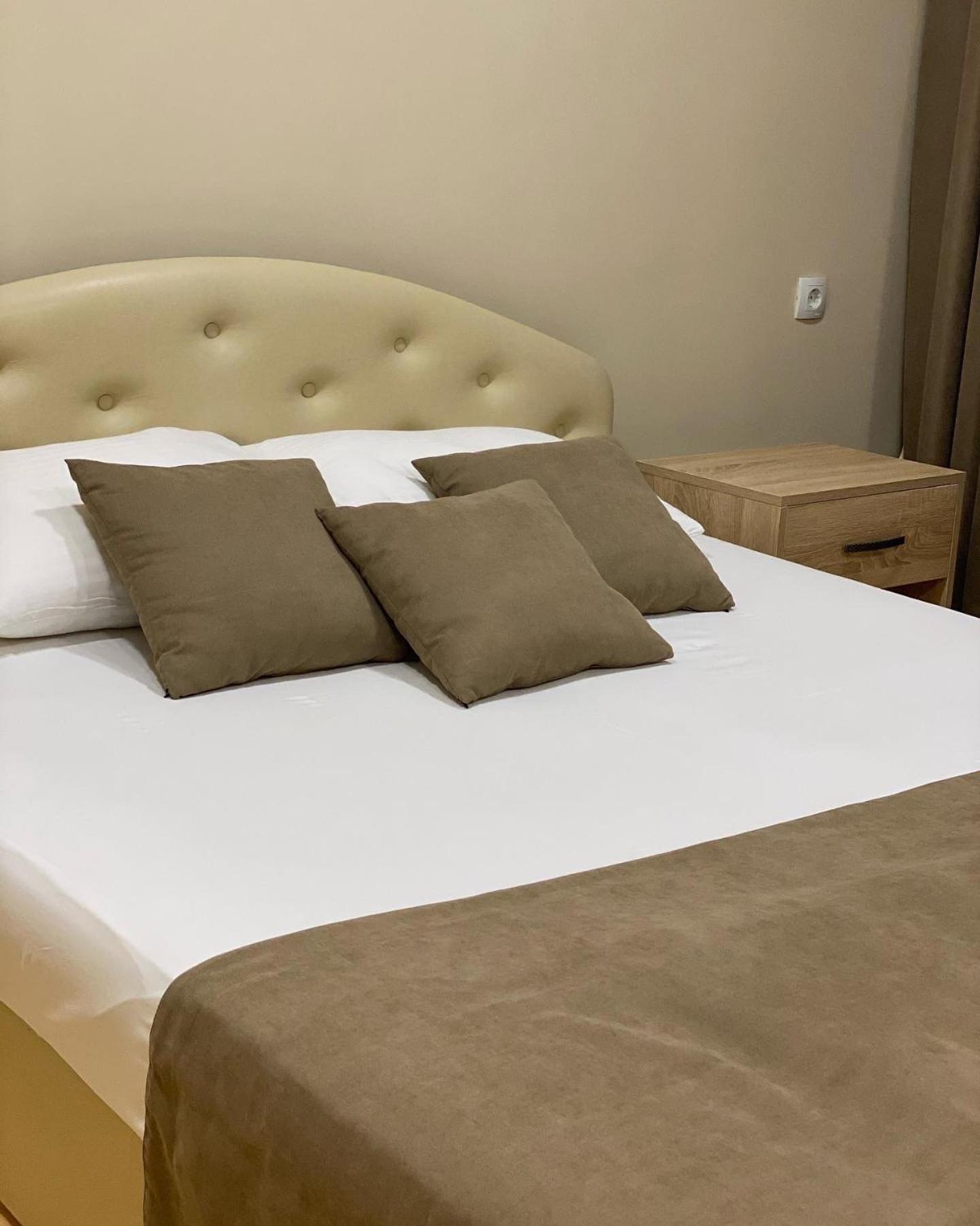 Sv Hotel, Restaurant & Airport Parking Todiresti  Bagian luar foto