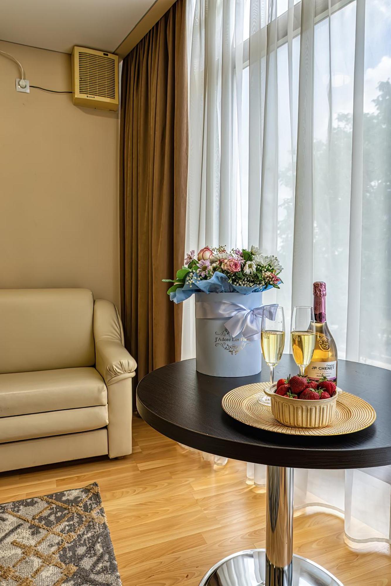 Sv Hotel, Restaurant & Airport Parking Todiresti  Bagian luar foto