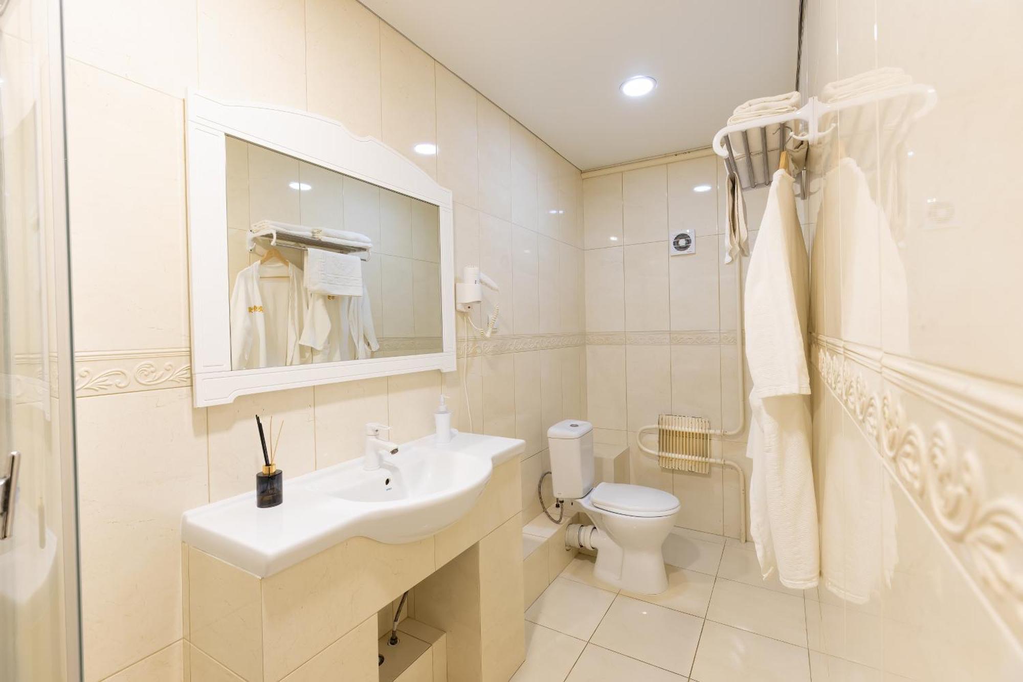 Sv Hotel, Restaurant & Airport Parking Todiresti  Bagian luar foto
