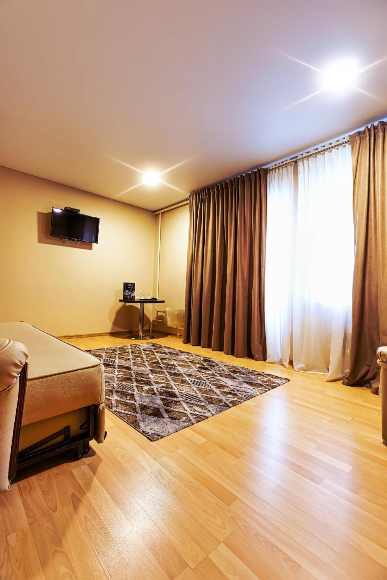 Sv Hotel, Restaurant & Airport Parking Todiresti  Bagian luar foto